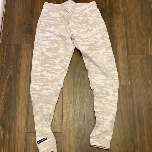 Alphalete Joggers - Picture 1 of 3